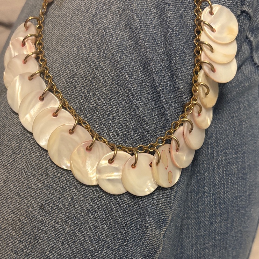 Elegant Shell Bracelet - Picture 2 of 3